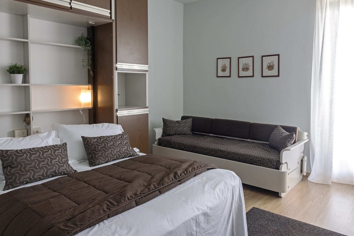 三人房 | 義大利 Frette 床單、舒適加層、客房內保險箱、書桌