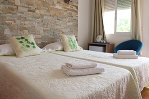 Colchones con pillow-top y caja de seguridad en la habitación