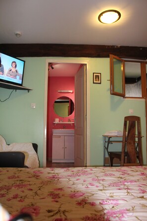 Triple Room | Bathroom | Rainfall showerhead, free toiletries