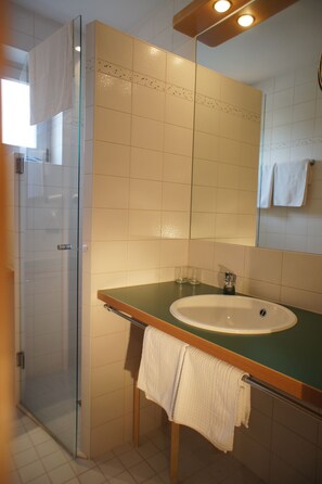 Shower, rainfall showerhead, free toiletries, hair dryer