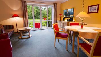 En 48-tommers Flatskjerm-TV med Parabol-TV samt TV og DVD-spiller