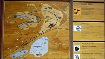 Mappa di Tierfreigelände Ludwigsthal con sentieri e servizi indicati.