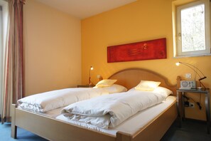 48 インチの薄型テレビ (衛星放送視聴可)、テレビ、DVD プレーヤー