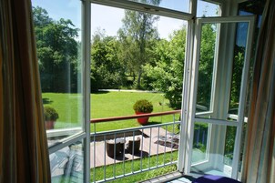 Televisión de pantalla plana, reproductor de DVD, piso con calefacción