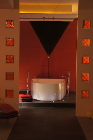 Sauna, hot tub