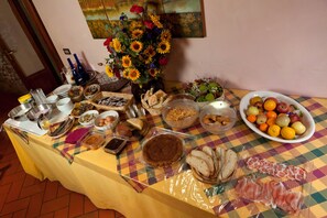 Daily buffet breakfast for a fee