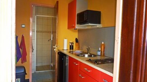 Comfort Studio, 1 Queen Bed | Private kitchen