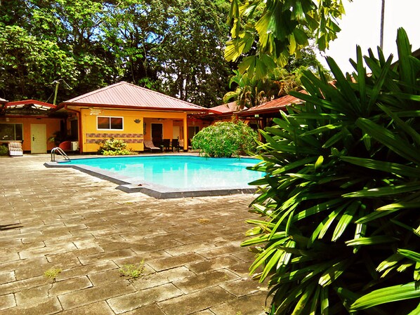 Outdoor pool, sun loungers - Kekemba Apartments Paramaribo (Paramaribo)