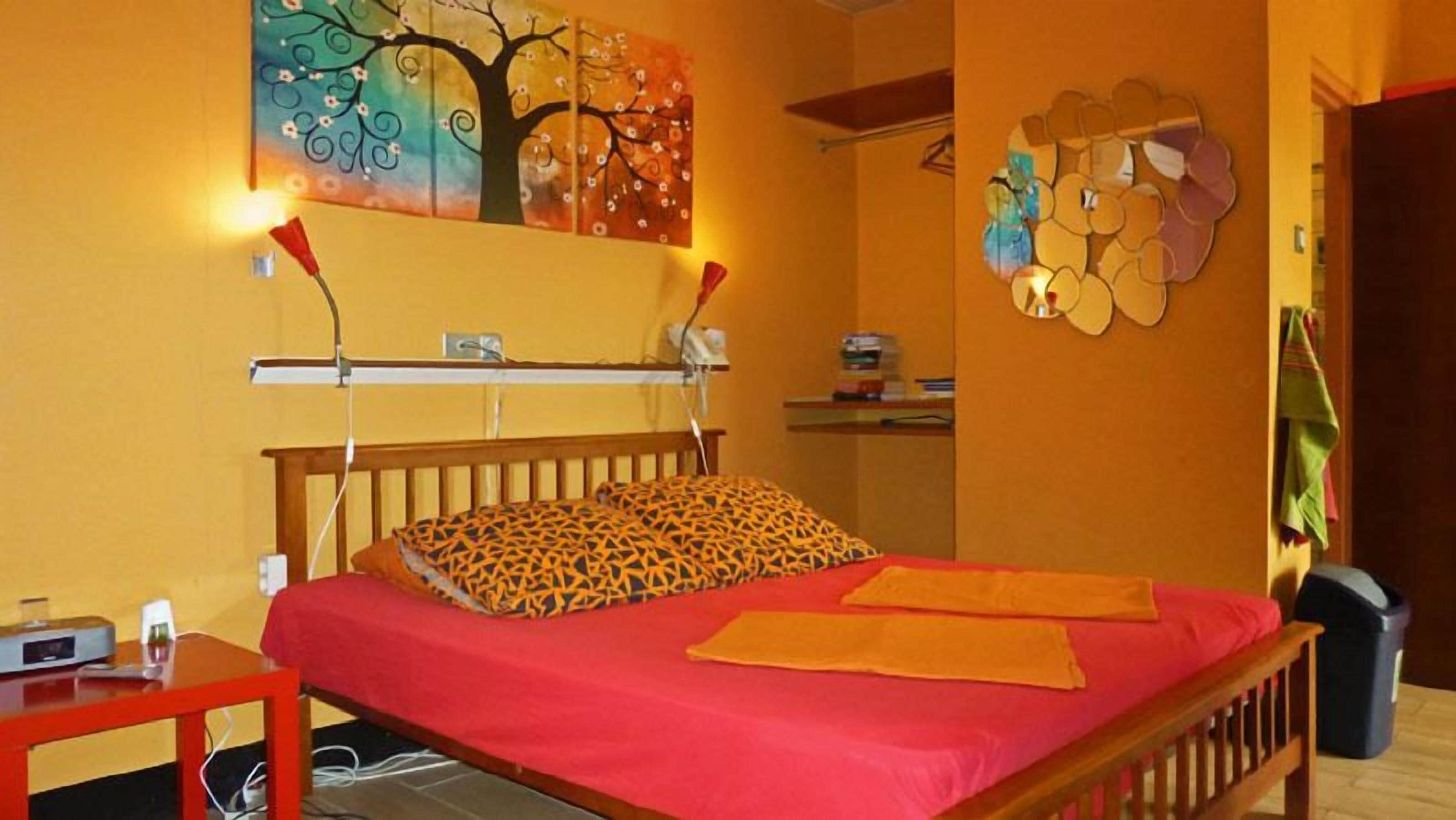 comfort studio, 1 queen bed | in-room safe, individually decorated, individually furnished