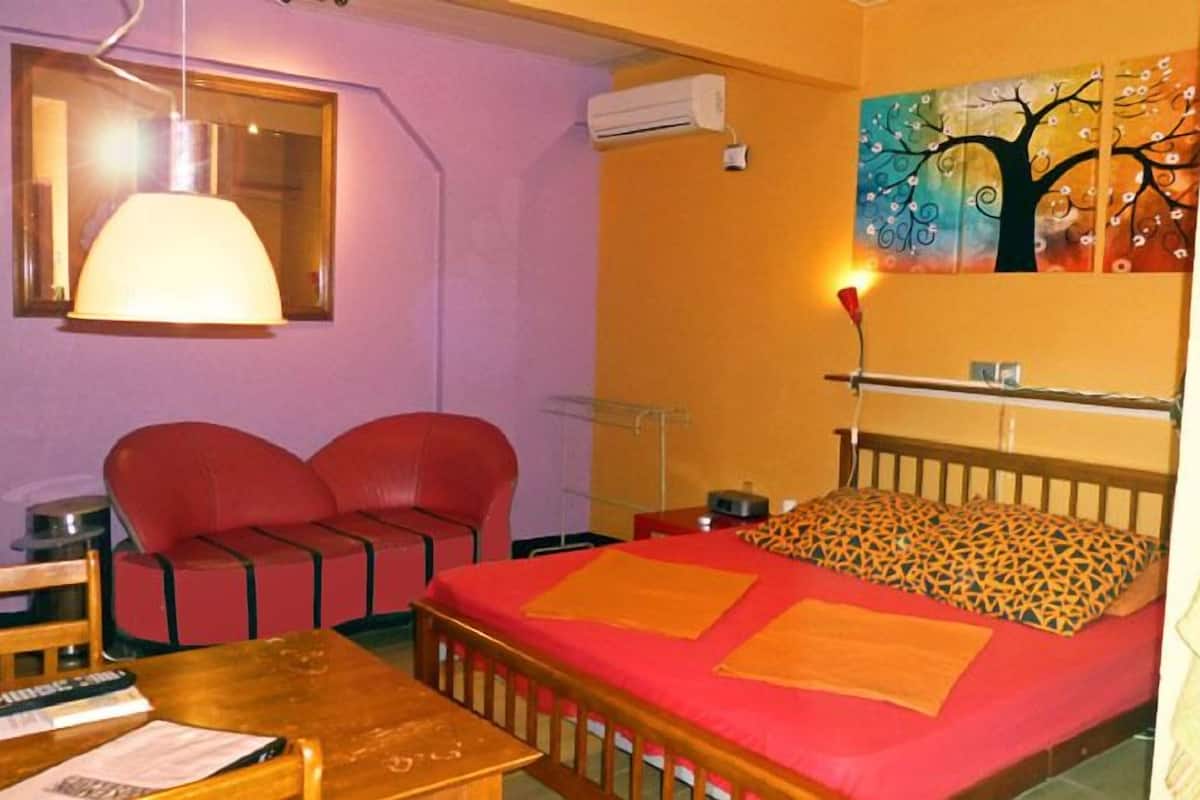 Studio – comfort, 1 queensize-seng | Safe på rommet, strykejern/-brett og barnesenger (inkludert)