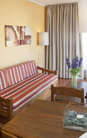 Apartamento, 1 Habitación | Zona de estar | Televisión de pantalla plana de 32 pulgadas con canales por satélite