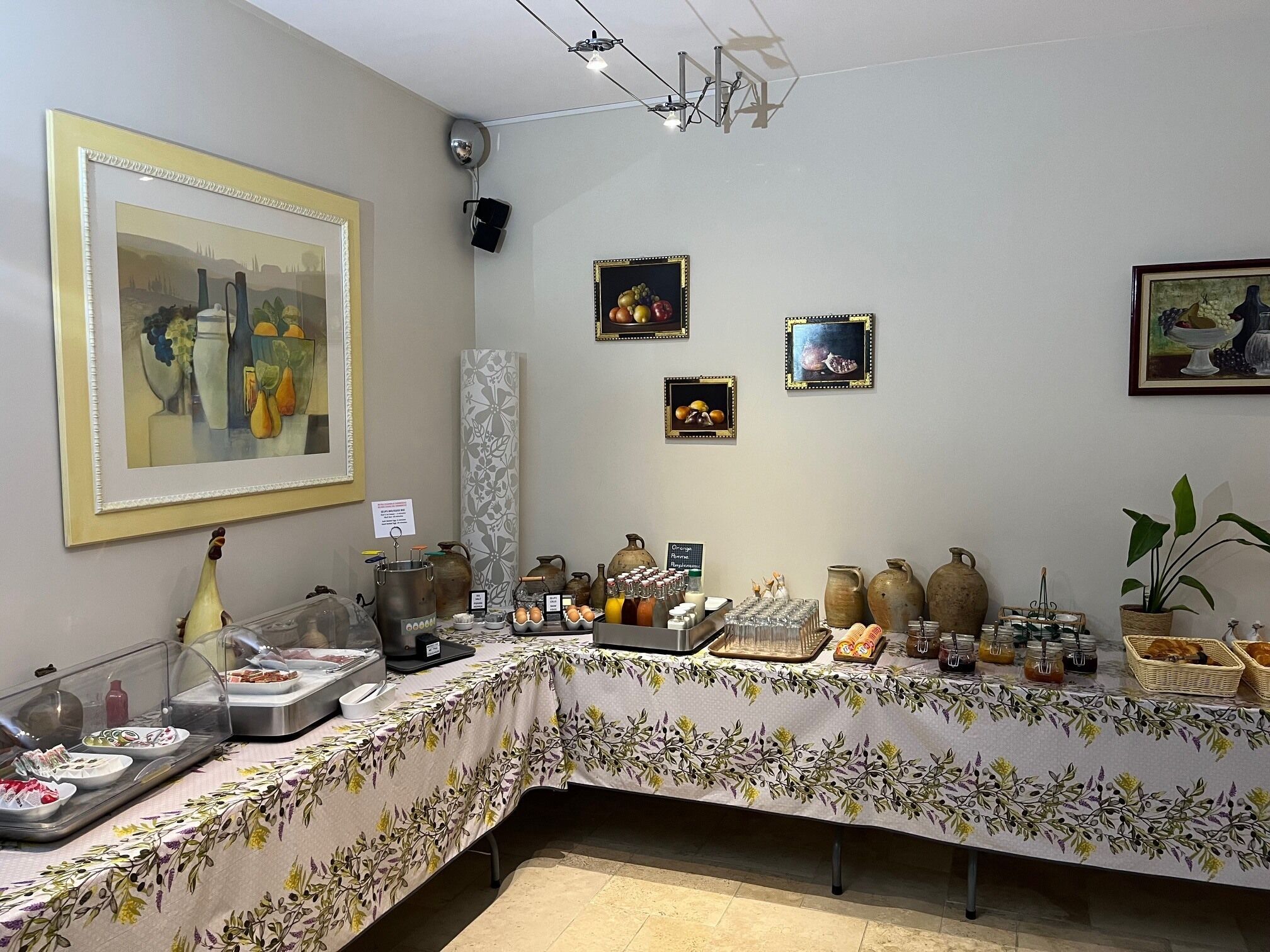Un buffet proposant une variété de plats et agrémenté de vases décoratifs.