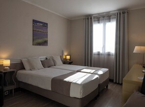 Chambre 1 lit double ou 2 lits jumeaux | Minibar, bureau, fer et planche à repasser, accès au Wi-Fi (inclus)