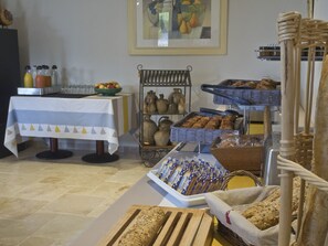 Buffet breakfast on weekdays (EUR 13.50 per person)