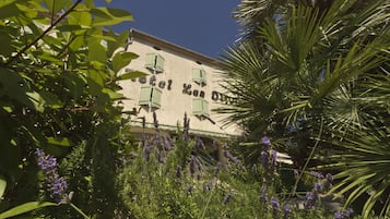 Vista frontal de la propiedad