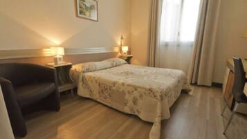 Habitación con 1 cama matrimonial o 2 individuales | Minibar, escritorio, tabla de planchar con plancha y wifi gratis