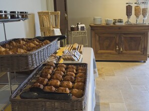 Buffet breakfast on weekdays (EUR 13.50 per person) - Les Oliviers (Fayence)