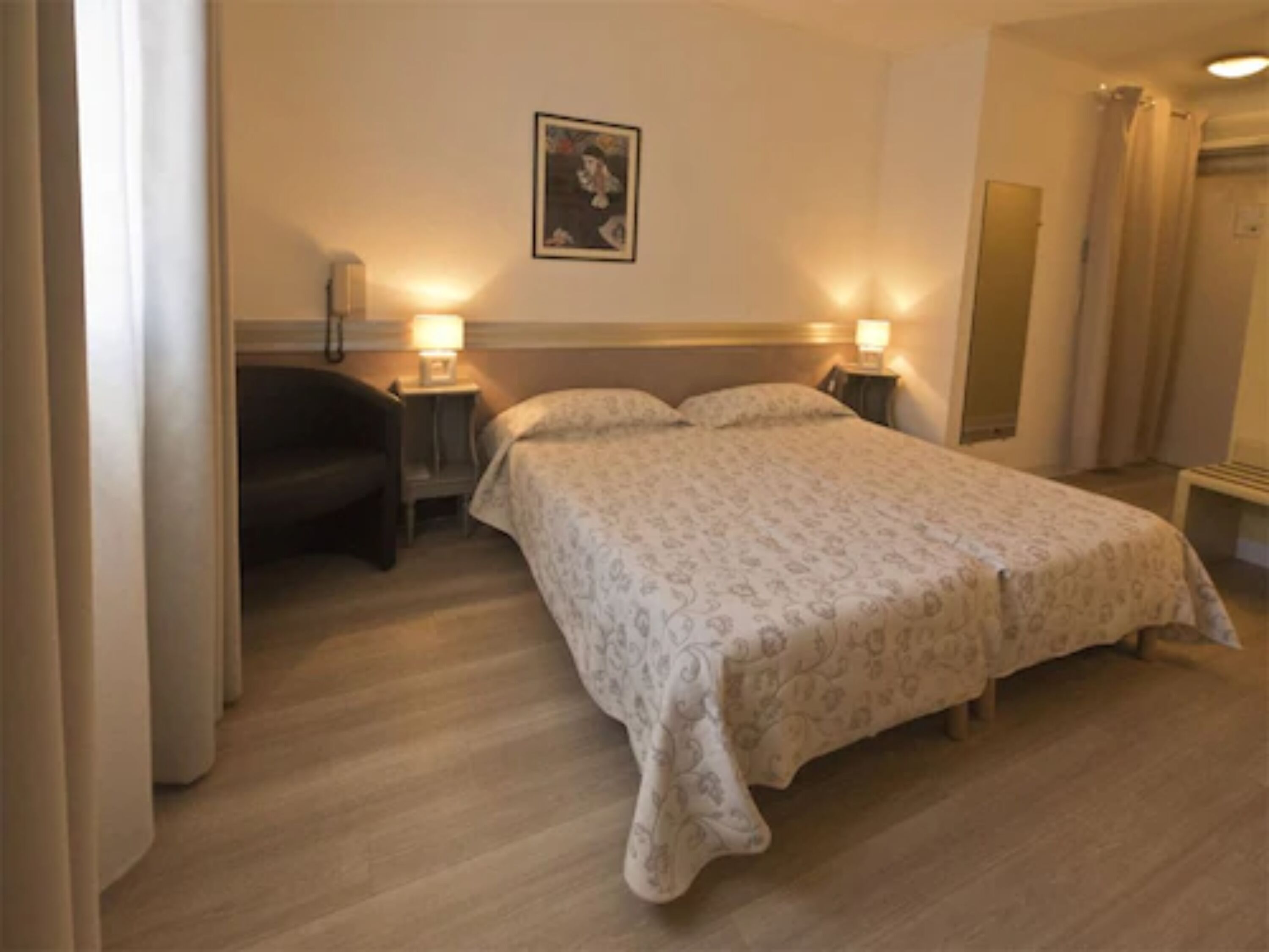 double or twin room | minibar, desk, iron/ironing board, free wifi