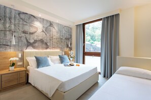 Comfort-Dreibettzimmer, Mehrere Betten | 1 Schlafzimmer, Allergikerbettwaren, Zimmersafe, Verdunkelungsvorhänge