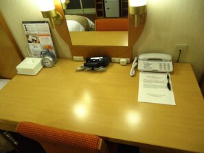Desk, iron/ironing board, free WiFi, bed sheets - Chisun Inn Keikyu Kamata (Tokyo)