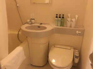 Combined shower/tub, free toiletries, hair dryer, slippers - Chisun Inn Keikyu Kamata (Tokyo)
