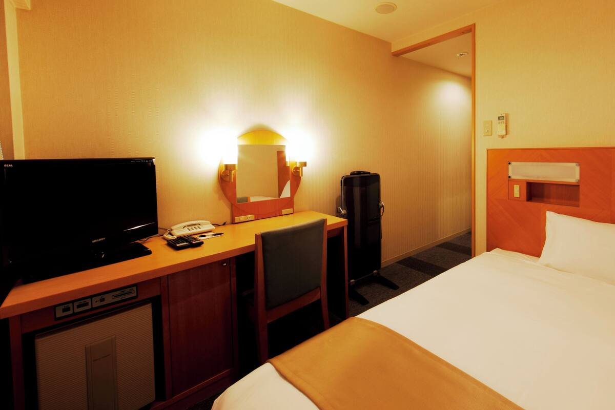 Desk, iron/ironing board, WiFi (free), bed sheets