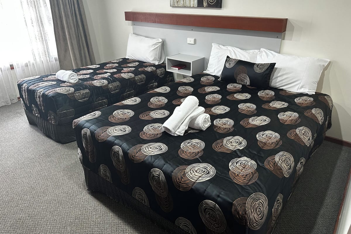Minibar, wifi gratis y ropa de cama