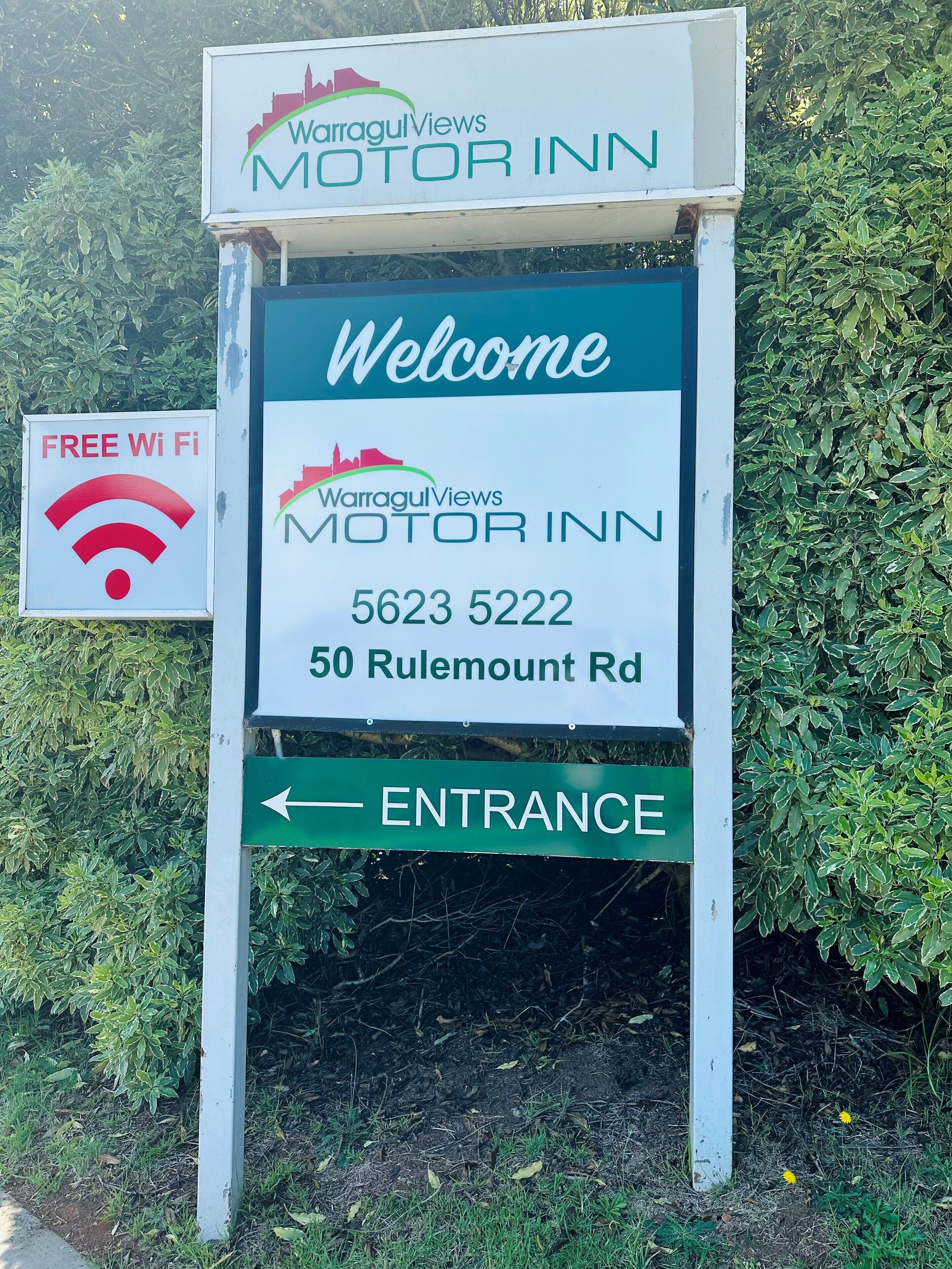 Une enseigne pour le Warragul Views Motor Inn, indiquant le nom, le numéro de téléphone et l’adresse de l’établissement.