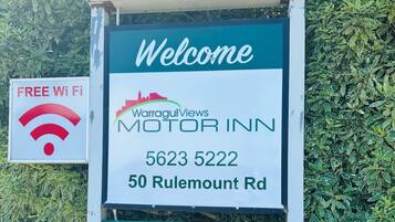 Letrero de Warragul Views Motor Inn, que muestra el nombre, número de contacto y dirección.