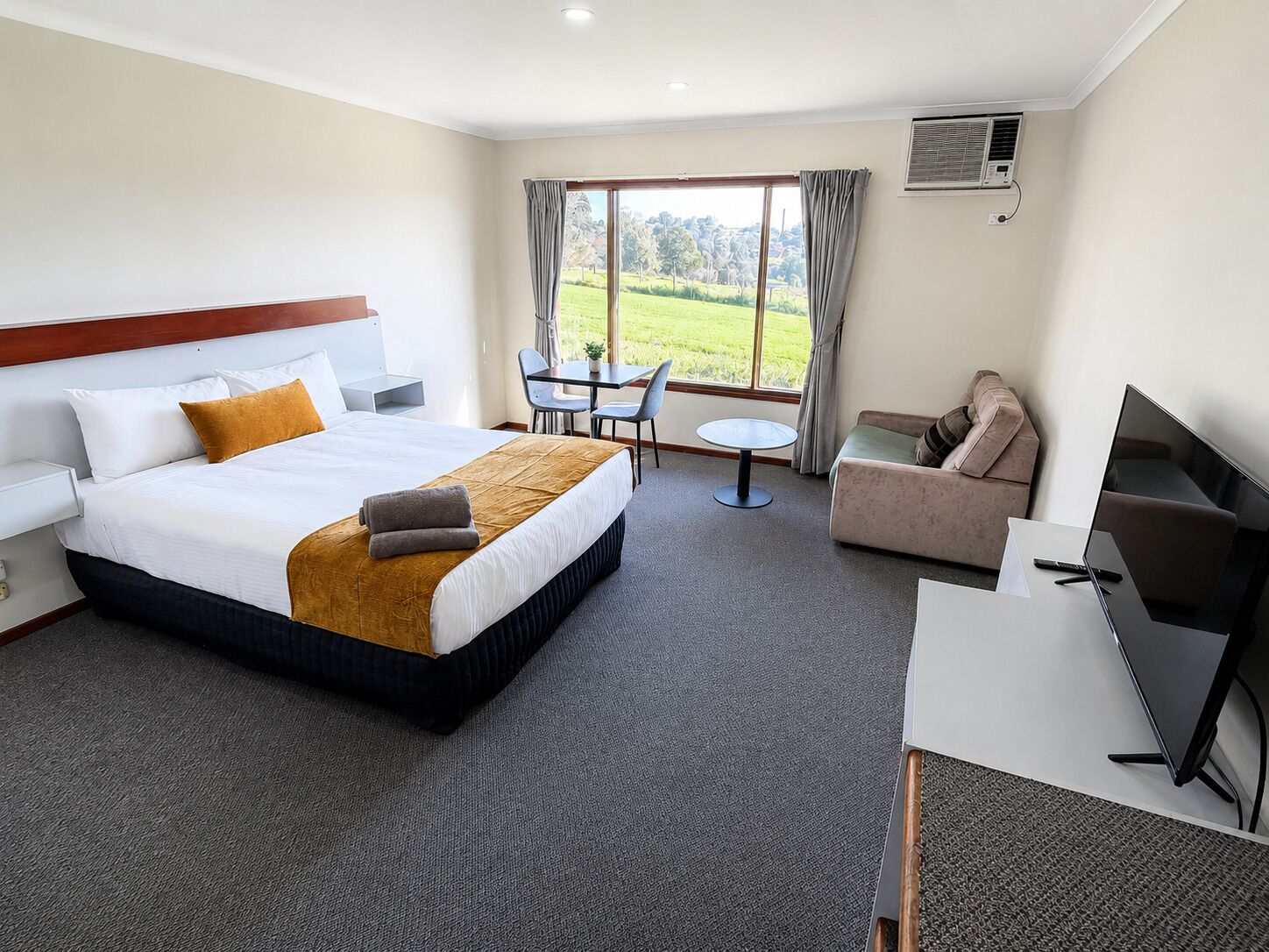Superior Queen Room | Minibar, free WiFi, bed sheets