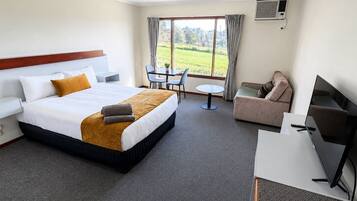 Superior Queen Room | Minibar, free WiFi, bed sheets