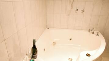 Minibar, free WiFi, bed sheets