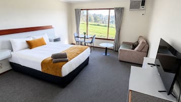 Minibar, free WiFi, bed sheets