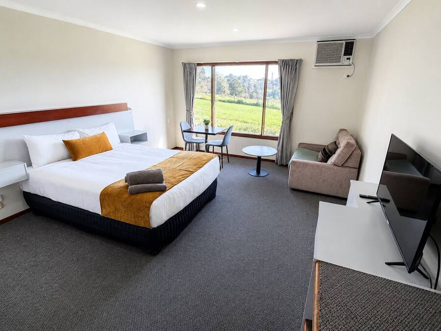 Minibar, WiFi (free), bed sheets