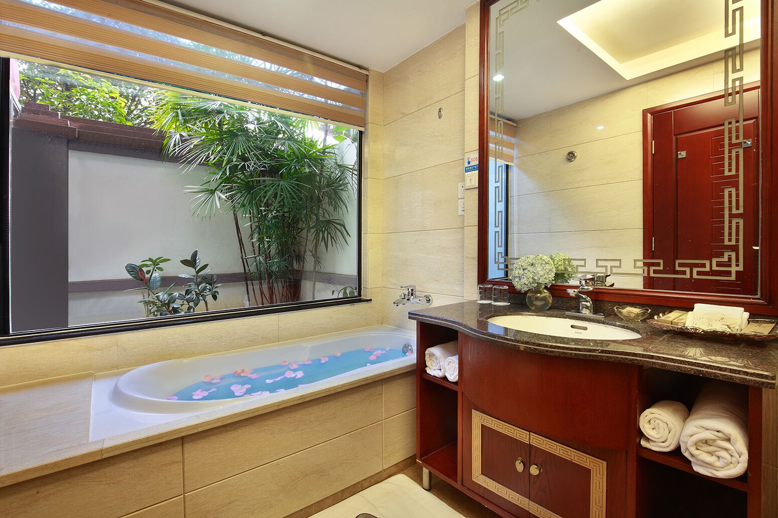 combined shower/bathtub, rainfall showerhead, free toiletries