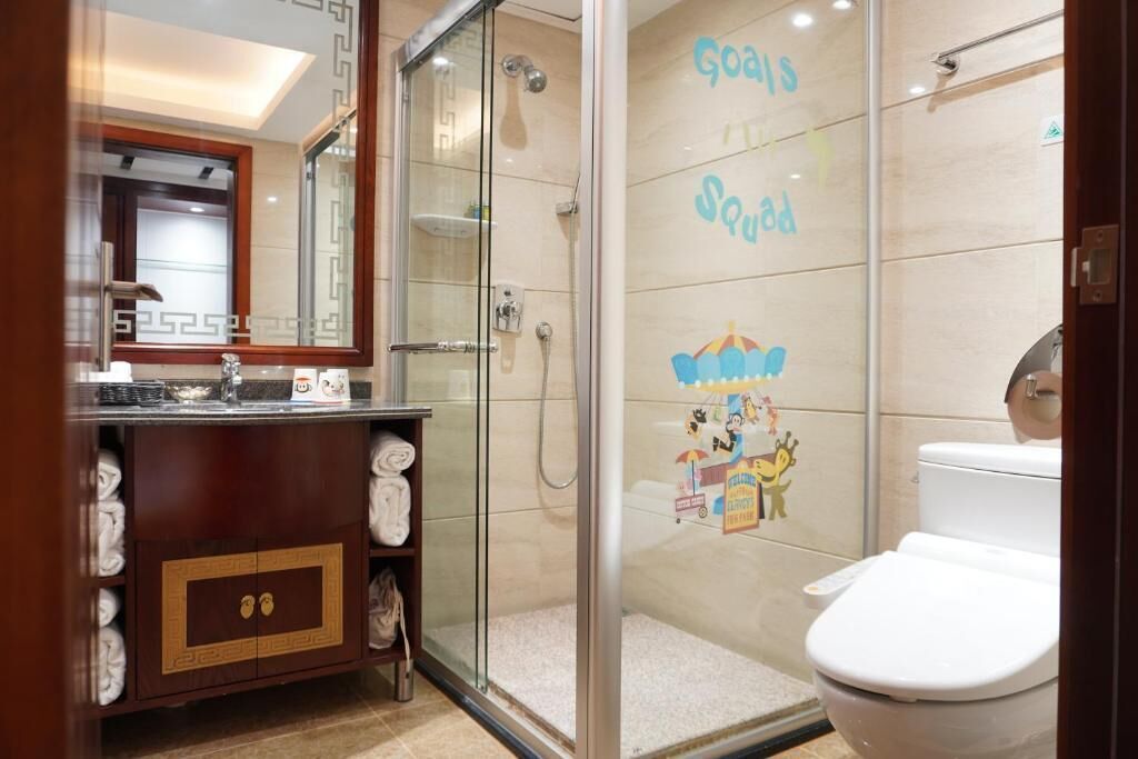 family suite | bathroom | combined shower/bathtub, rainfall showerhead, free toiletries