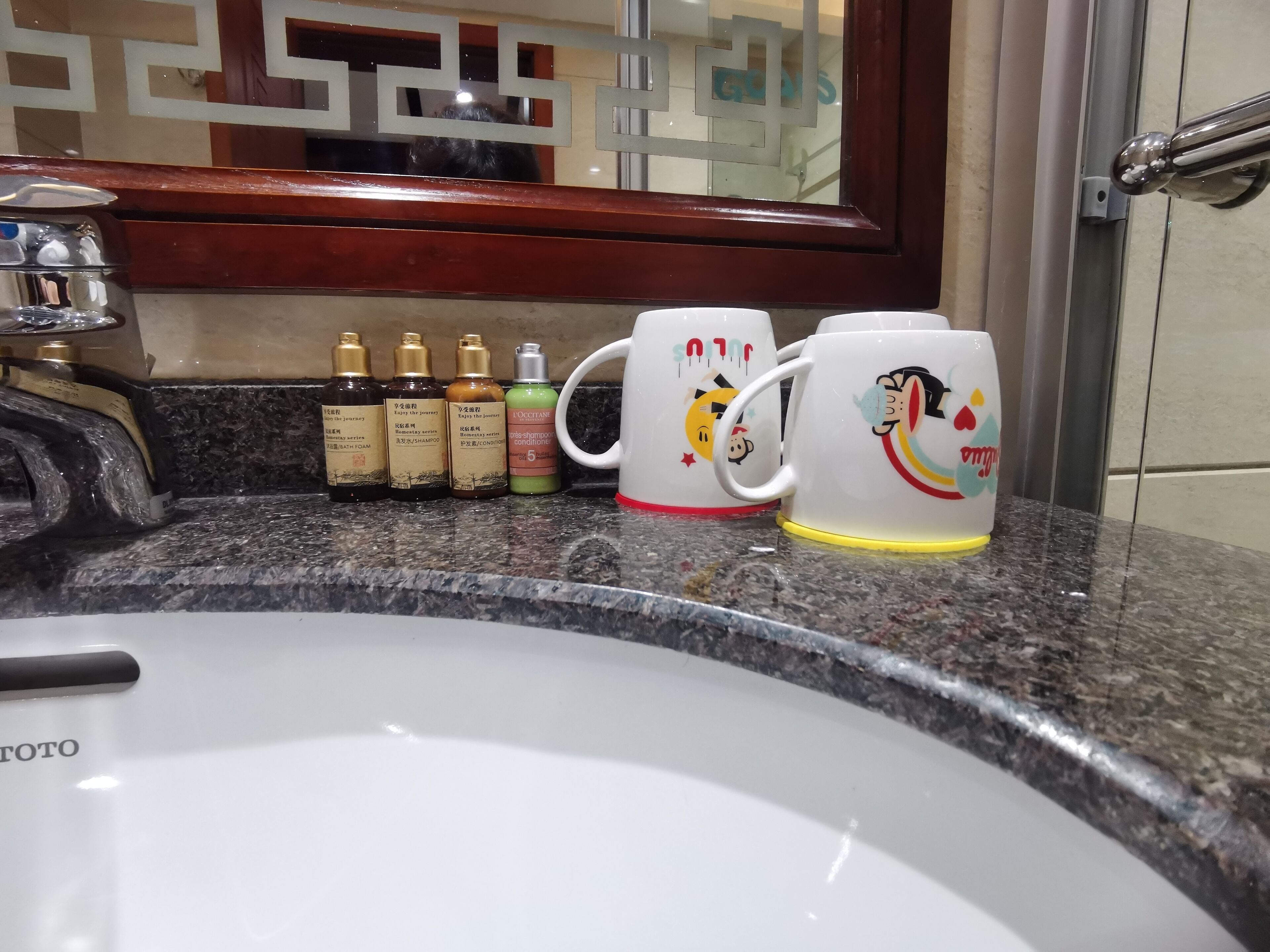 family suite | bathroom | combined shower/bathtub, rainfall showerhead, free toiletries