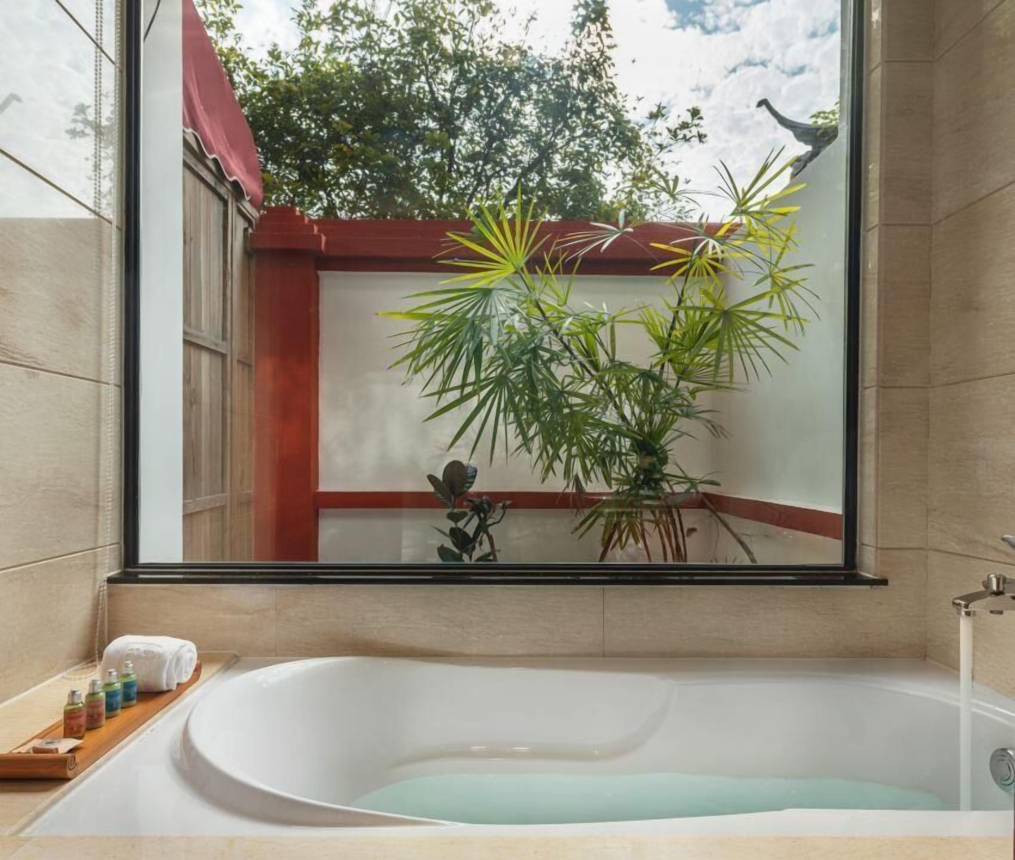 comfort twin room | bathroom | combined shower/bathtub, rainfall showerhead, free toiletries