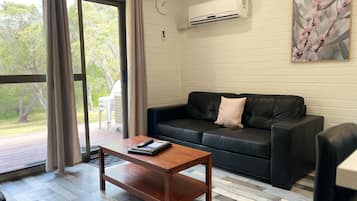 家庭木屋 | 起居區 | 32-吋平面電視、數位頻道、電視、 DVD 播放機