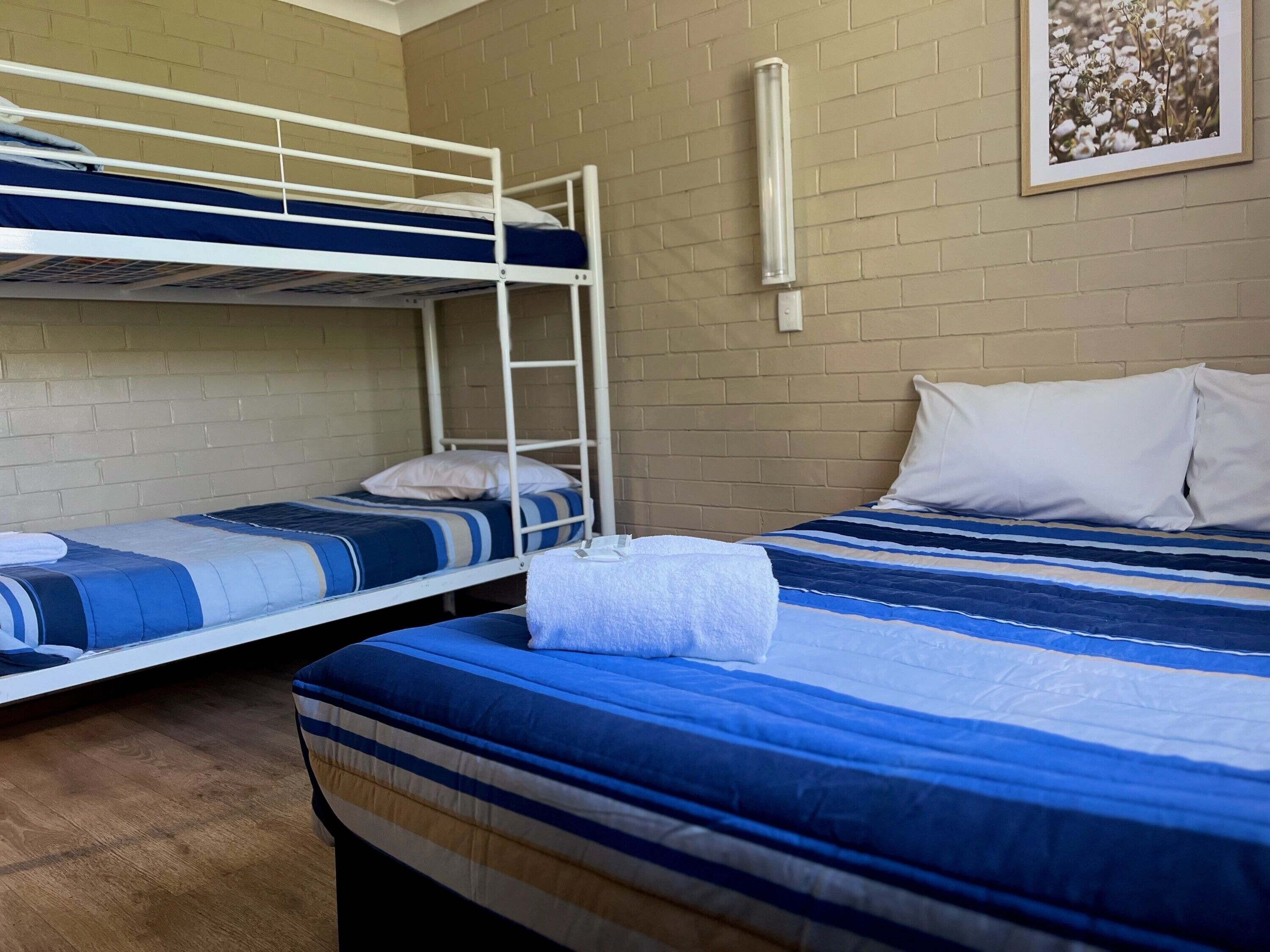 Family Hybrid Chalet | Egyptian cotton sheets, iron/ironing board, free WiFi, bed sheets