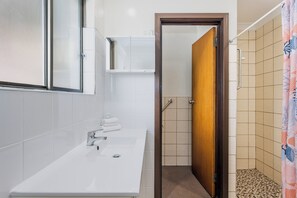 Chalet, 1 chambre | Salle de bain | Douche, sĂšche-cheveux, serviettes fournies