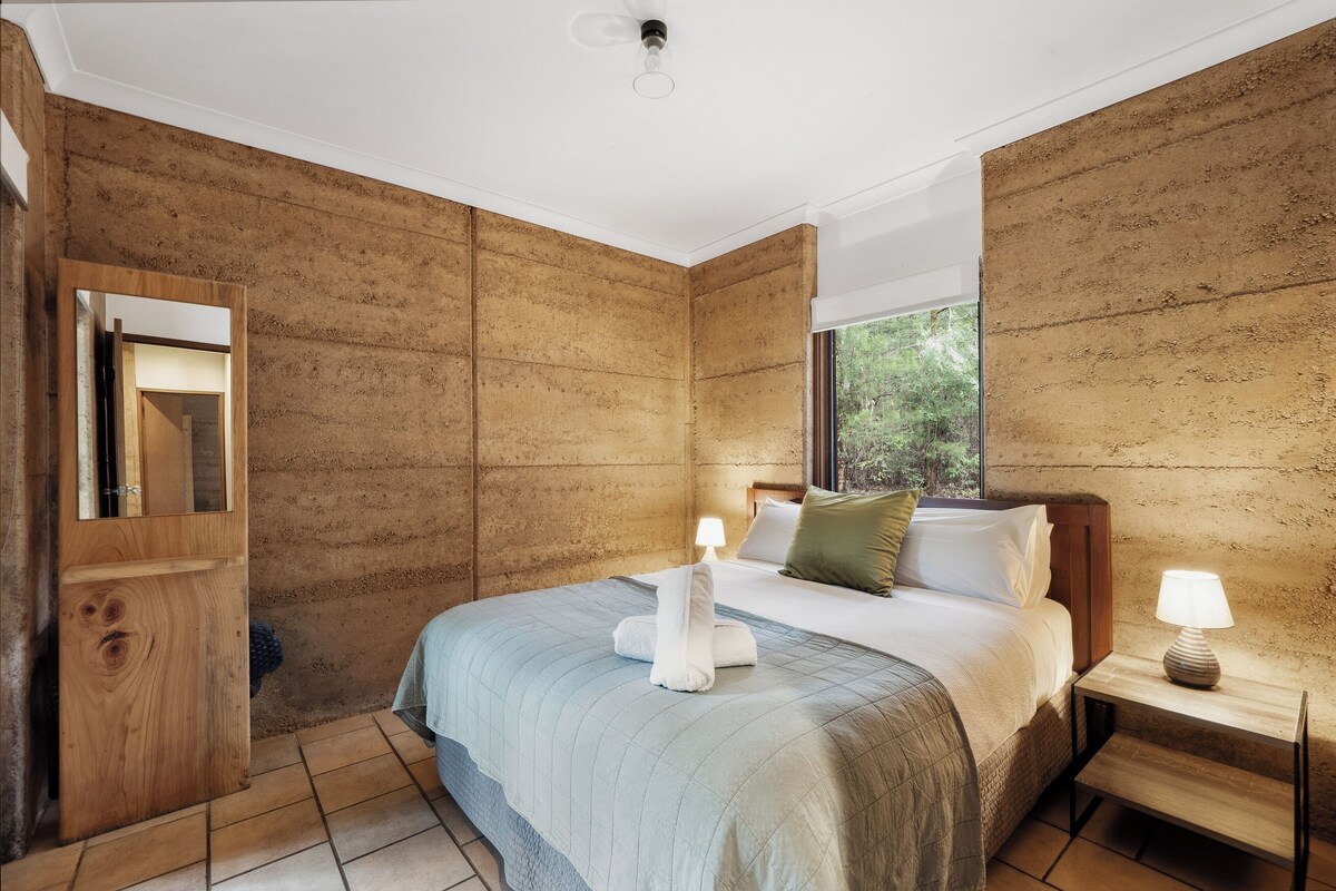 Woodford Spa Two Bedrooms | 1 bedroom, soundproofing