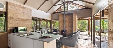 Jesmond, spa, 2 soverom | Oppholdsområde | En 50-tommers TV med digitale kanaler samt peis og DVD-spiller