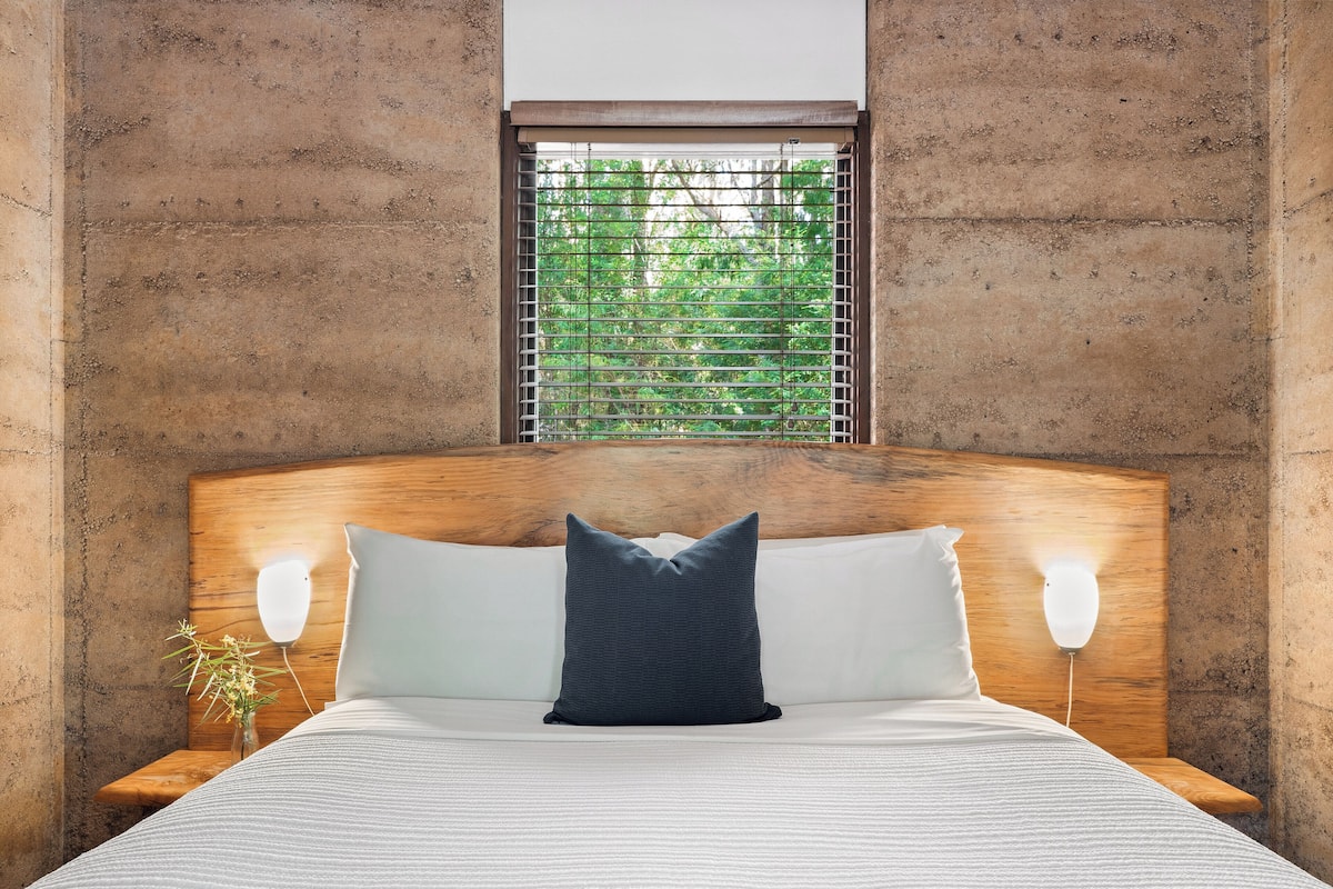 Woodford Spa Two Bedrooms | 1 bedroom, soundproofing