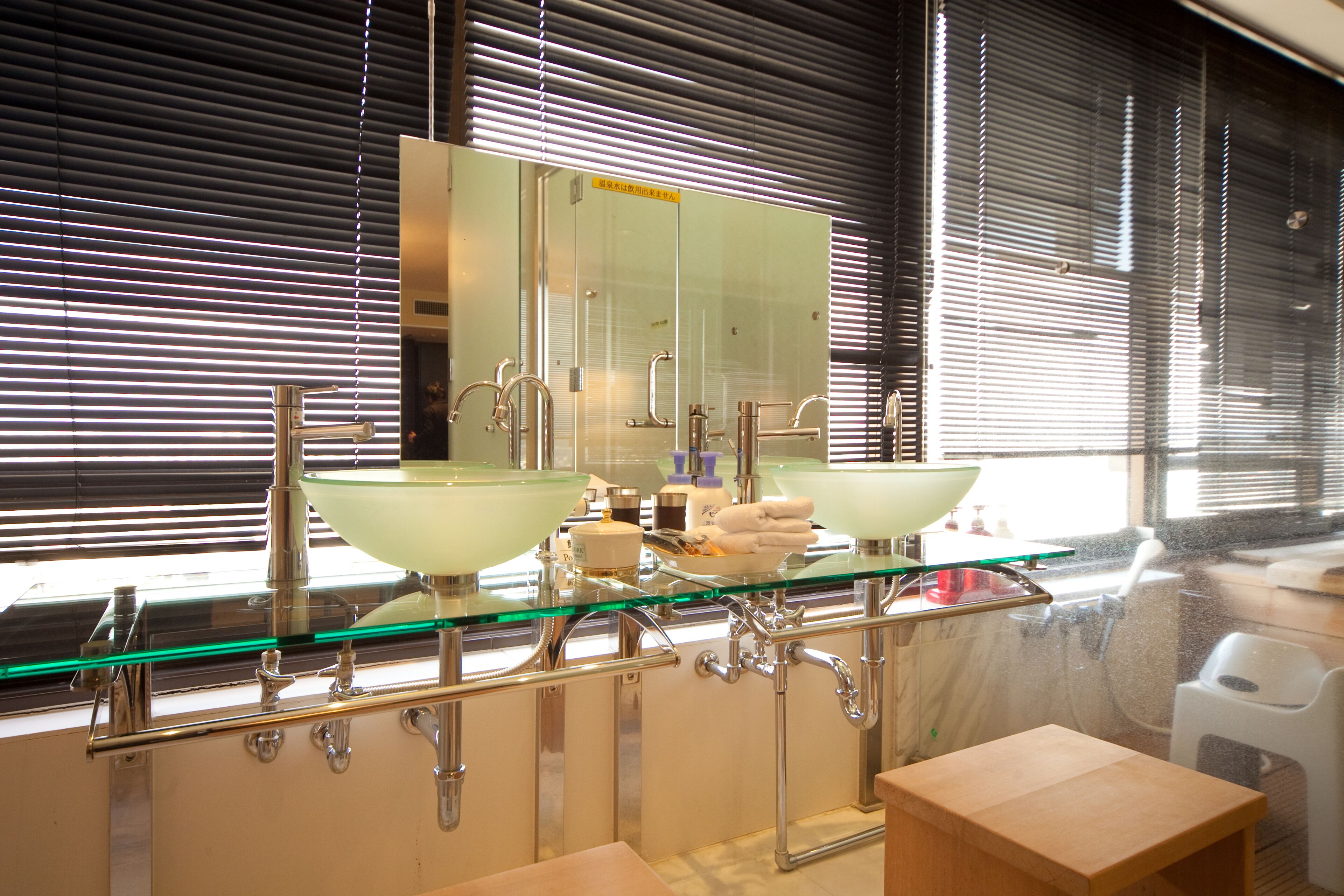 premium twin room (room 806) | bathroom | combined shower/bathtub, deep-soaking bathtub, free toiletries