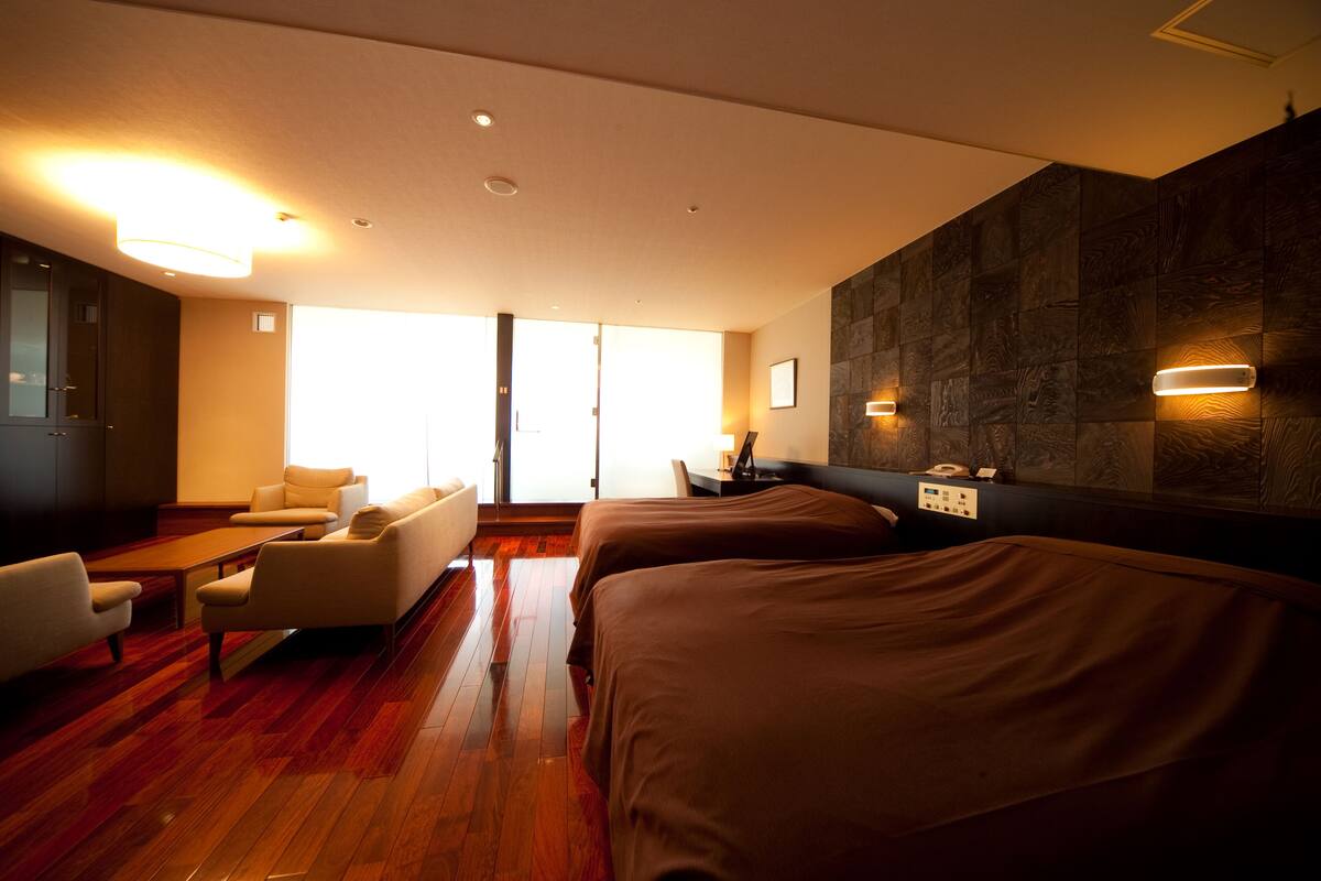 Habitación Premium con 2 camas individuales, hidromasaje (Room 804) | Caja de seguridad en la habitación, escritorio y insonorización