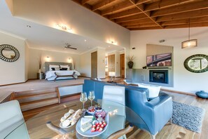 Villa, 1 Schlafzimmer (Terrace) | Wohnbereich | 42-Zoll-Flachbildfernseher mit Satellitenempfang, LCD-Fernseher, Kamin