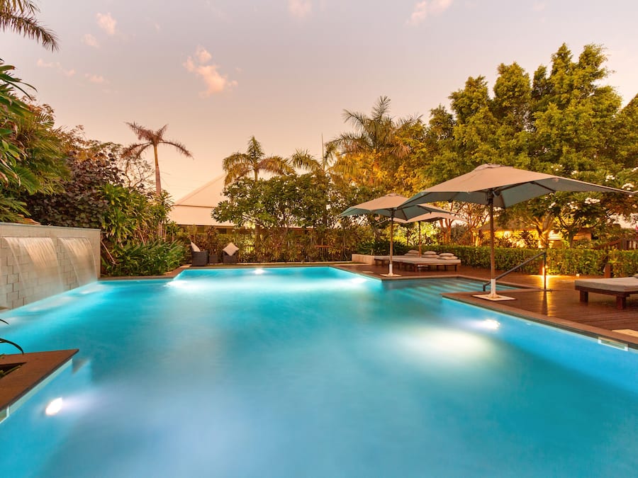 Utendørsbasseng, bassengparasoller og solsenger