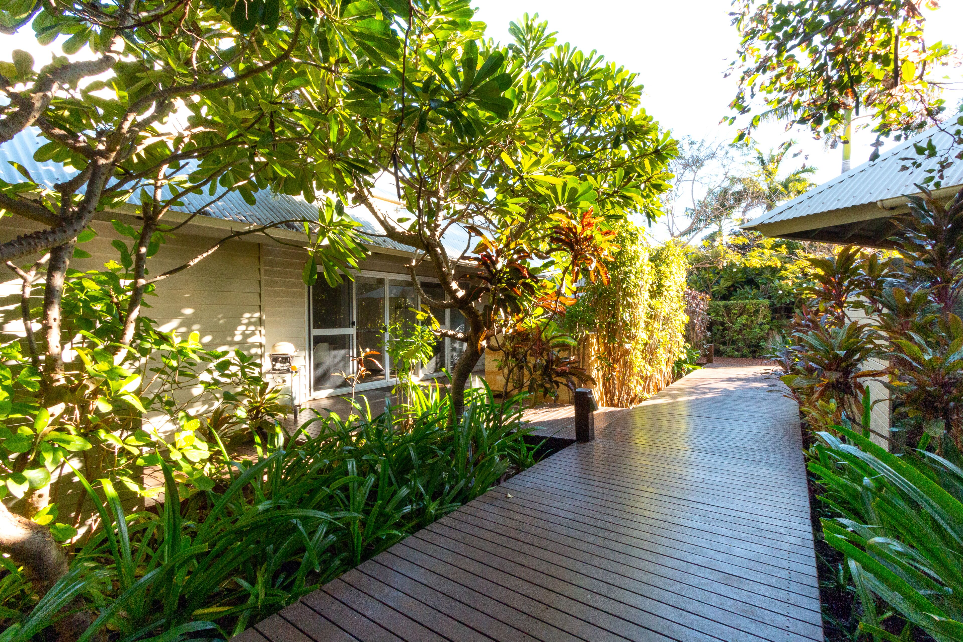 高档床上用品、加厚床垫、客房内保险箱、特色装修