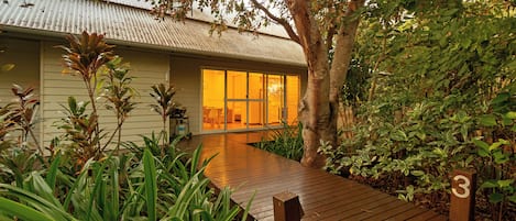 Sengetøy av topp kvalitet, senger med overmadrass og safe på rommet